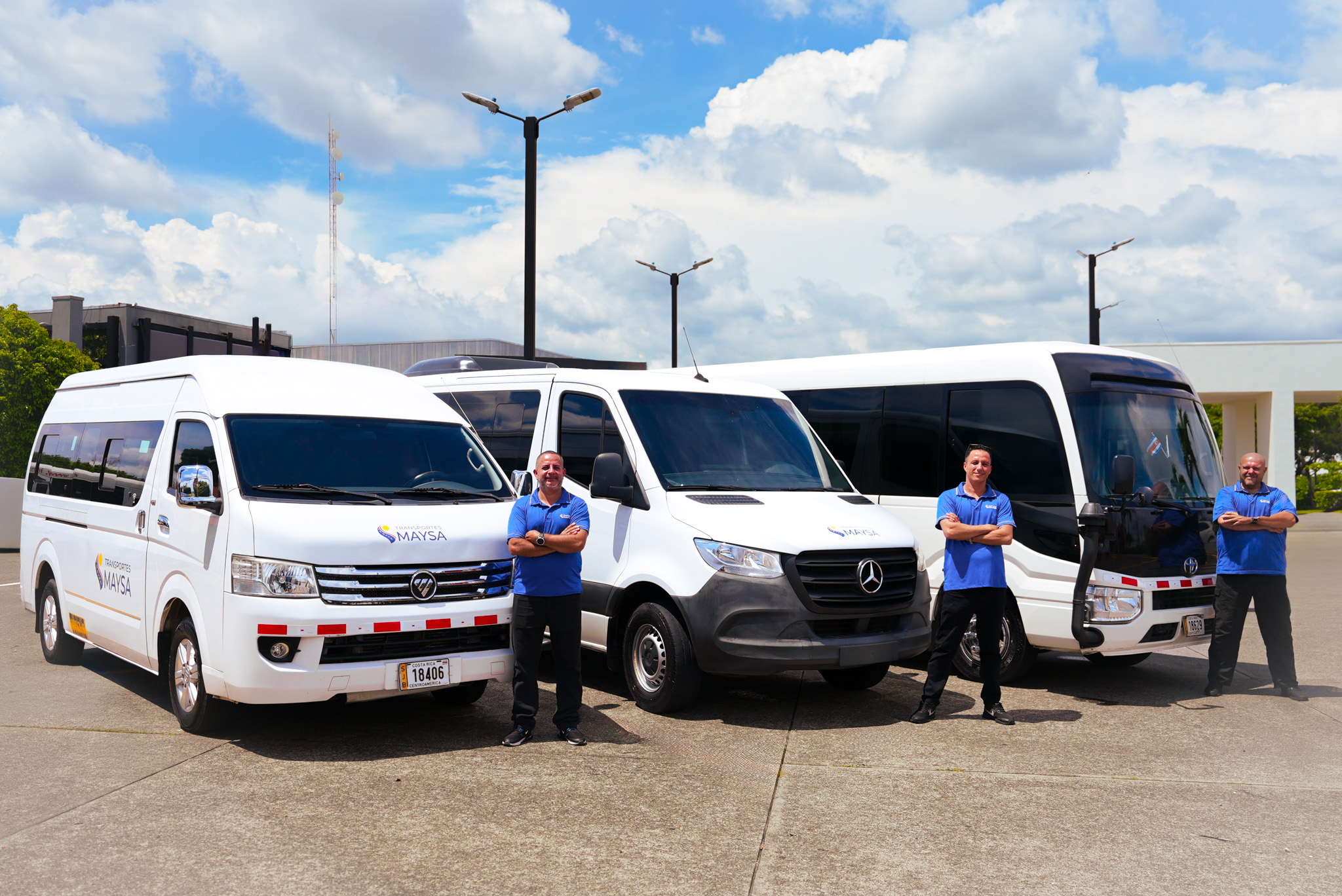 Equipo de conductores de Maysa Transports con la flota