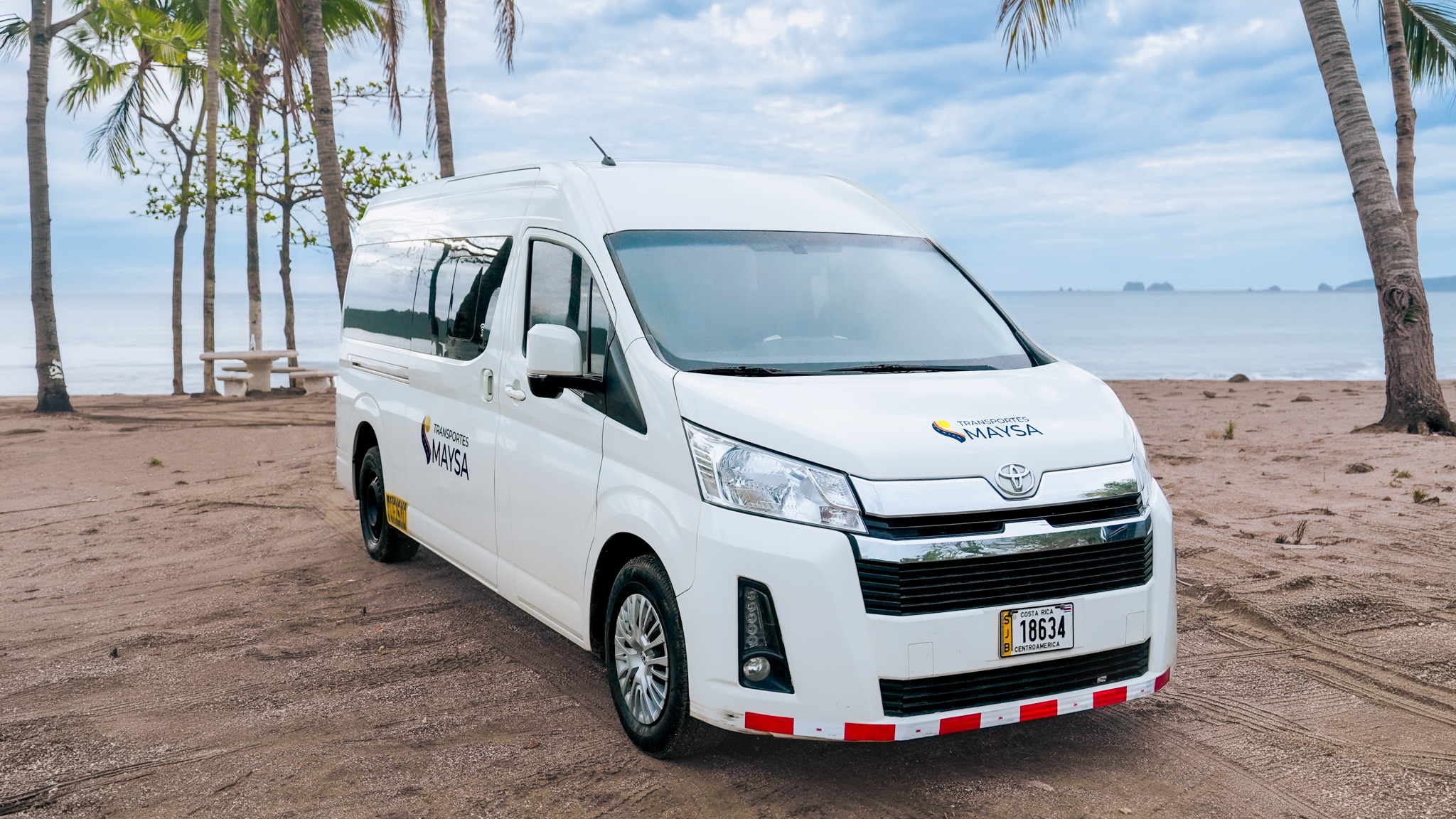 Van Toyota Hiace de Maysa Transports en la playa