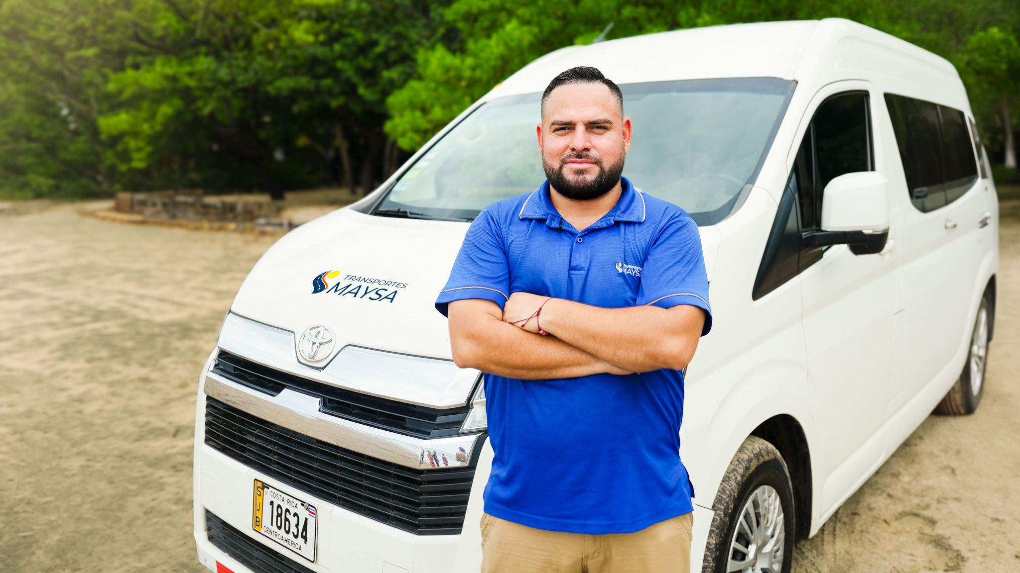 Conductor profesional de Maysa Transports frente a van Toyota