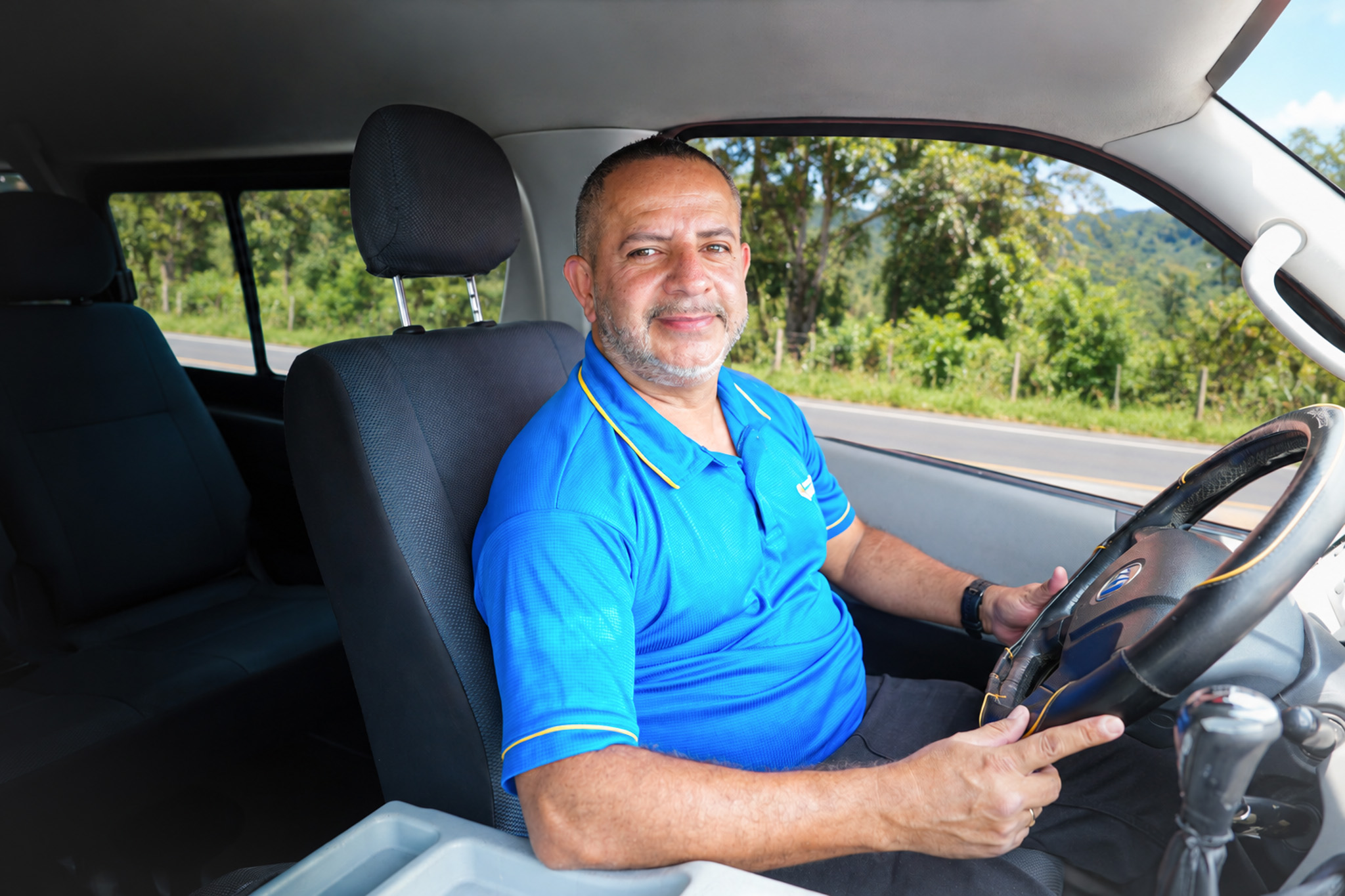 Conductor de Maysa Transports al volante sonriendo