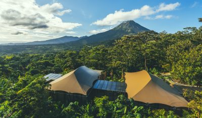 Resort con vista al volcán Arenal rodeado de bosque tropical