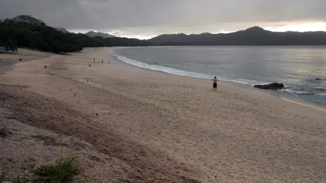 Playa Conchal con su arena clara y el mar turquesa al atardecer