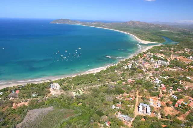 Vista aérea de la bahía de Tamarindo y su playa